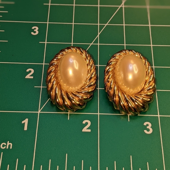 Gorgeous Vintage Designer Clip On Earrings Faux Pearls Beautiful 😍❤️ - Picture 6 of 7